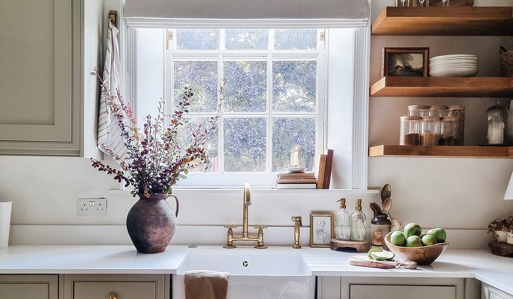 Una cucina shabby chic con vista sulla campagna, l'utilizzo di arredi dall'aspetto usato conferisce quel tocco romantico e vissuto.